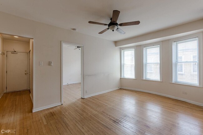 Building Photo - 4240 N Clarendon Ave