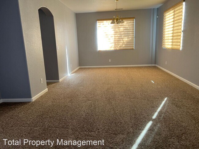 Foto del edificio - 5 br, 2.5 bath House - 4134 W Harold Ct.