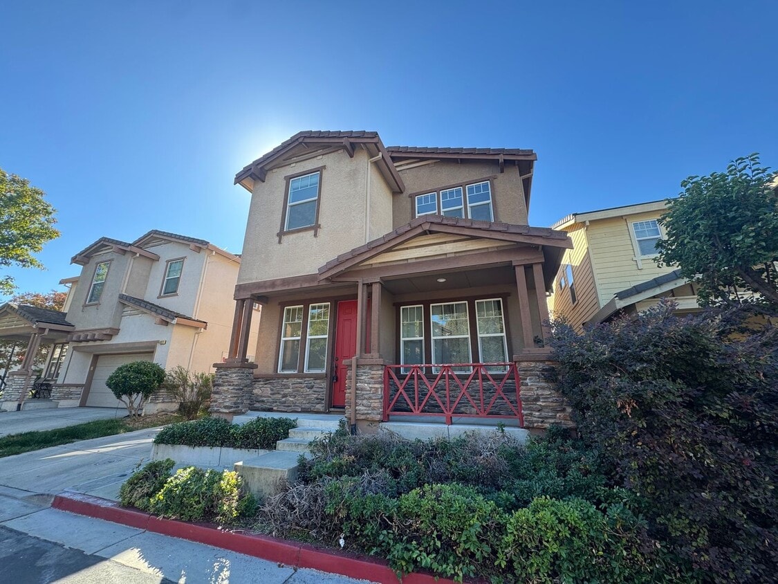 Foto principal - Gorgeous 4 Bedroom Home! Close to Great Sc...