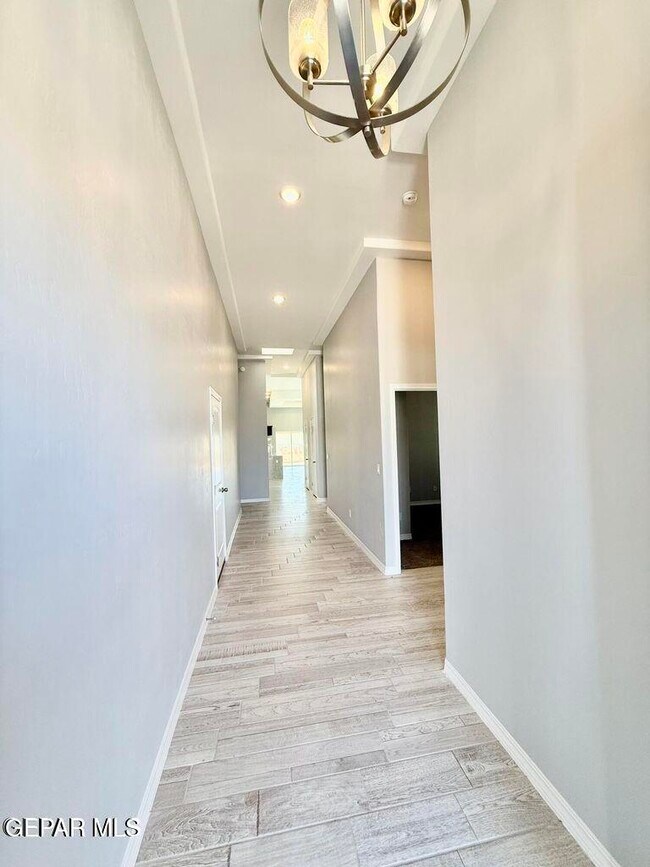 Foto del edificio - 15136 Ambition Ave