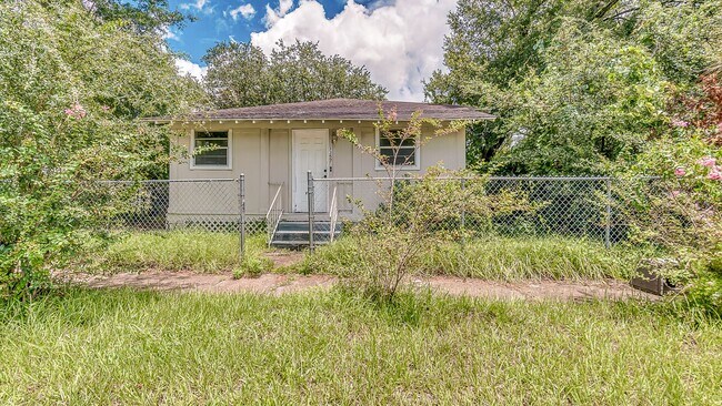 Foto del edificio - Newly Updated 3 Beds/ 2 Bath With Huge Bac...