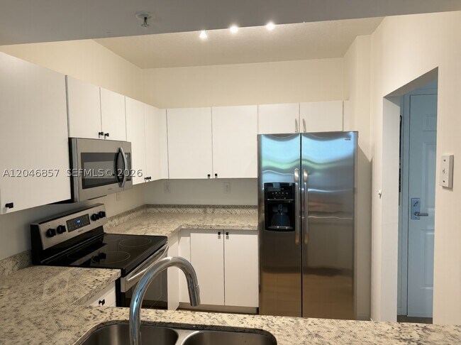 Foto del edificio - 3020 NE 32nd Ave