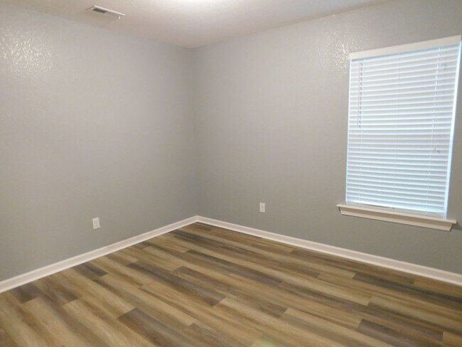Building Photo - Herons Ridge 3 bed, 2 bath ranch