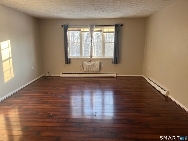 Foto del edificio - 105 Horse Pond Rd