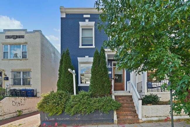Building Photo - 1411 D St NE
