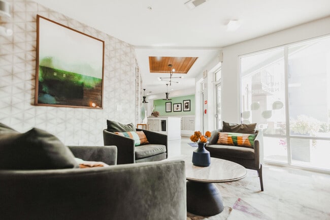 Building Photo - Canalside