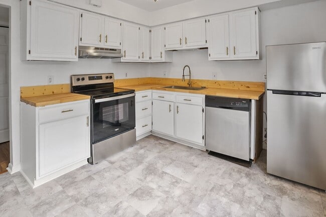 Building Photo - Charming 1 bedroom 1 Bathroom across from Daffin Park