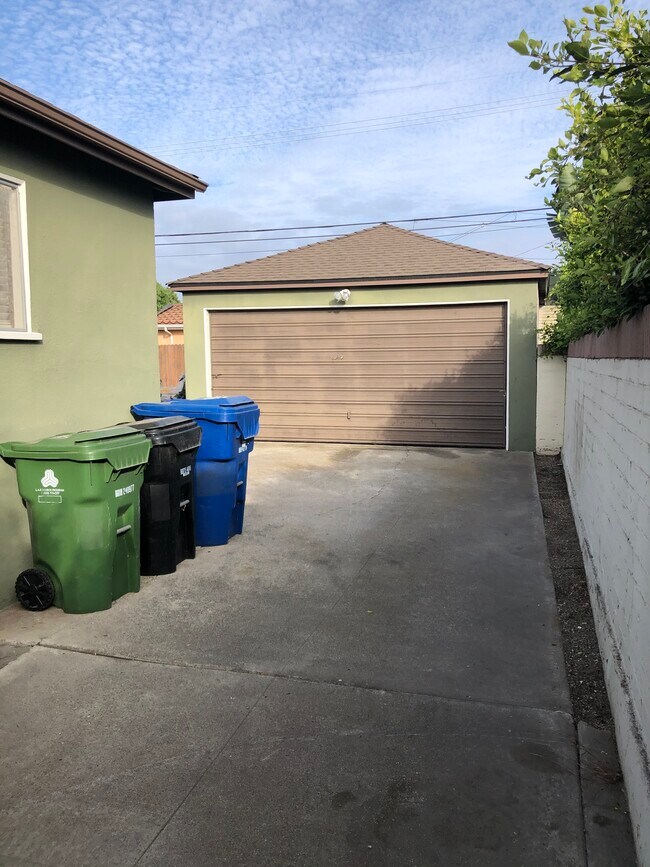 Garage - 8112 Loyola Blvd