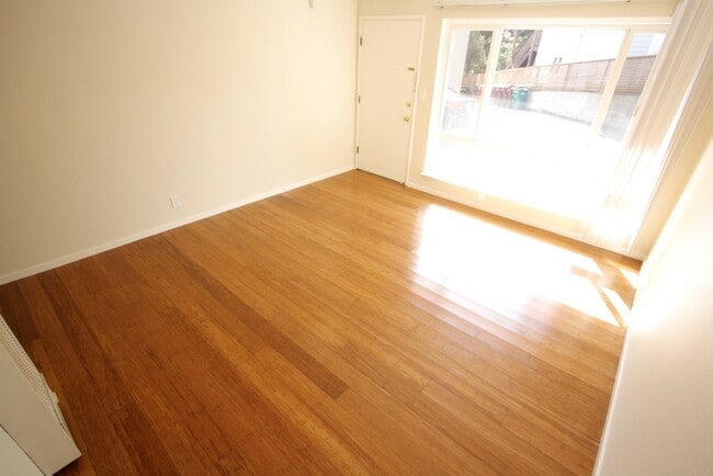 Building Photo - 480 Crescent St