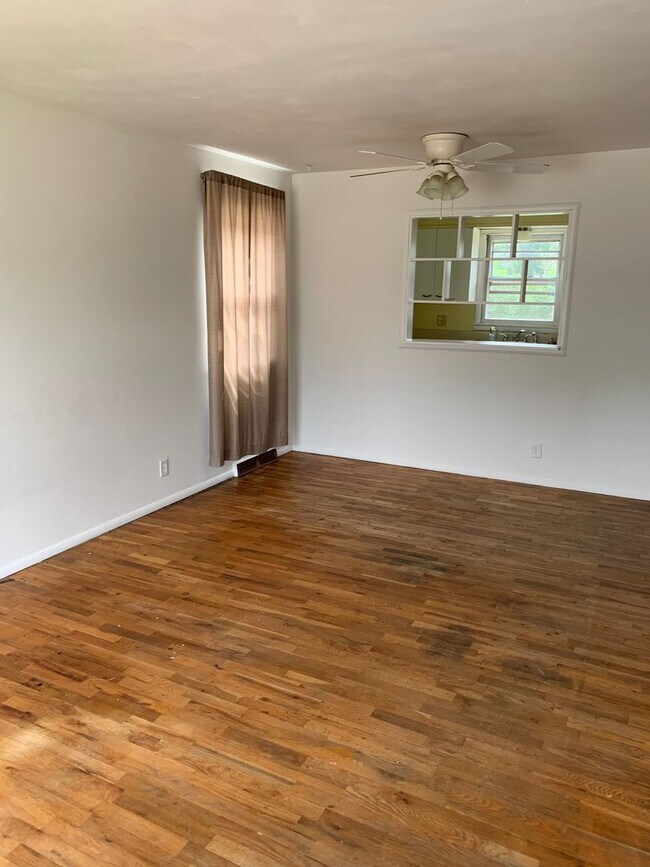 Foto del edificio - 3 Bedroom, 1 Bath House for Rent