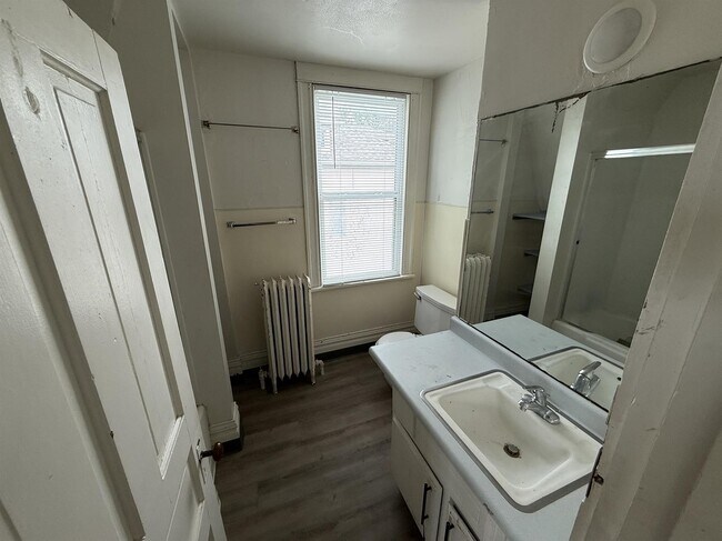 Building Photo - 620 Bowery St
