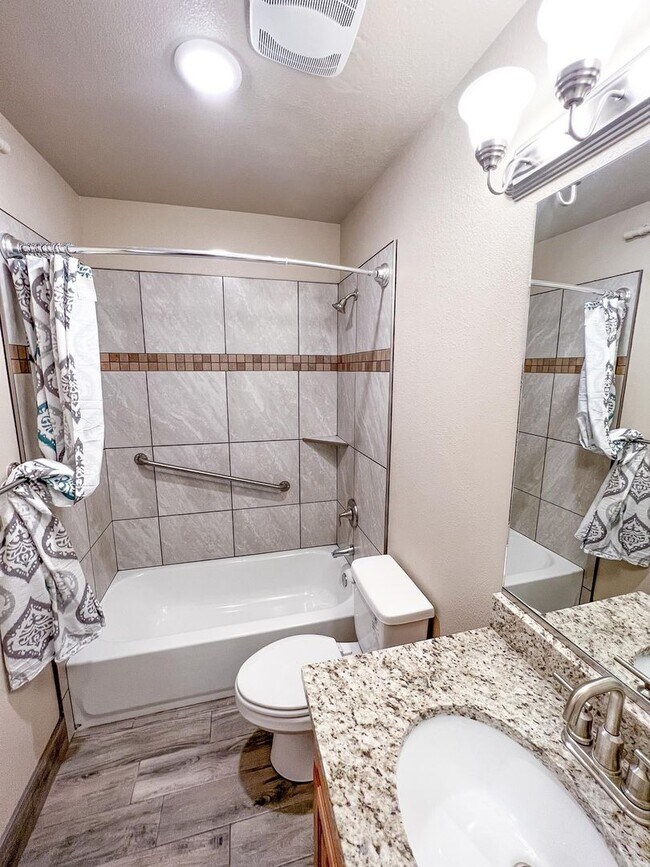 Building Photo - S105 2 Bed 1 Bath in Hildale *utilities included*