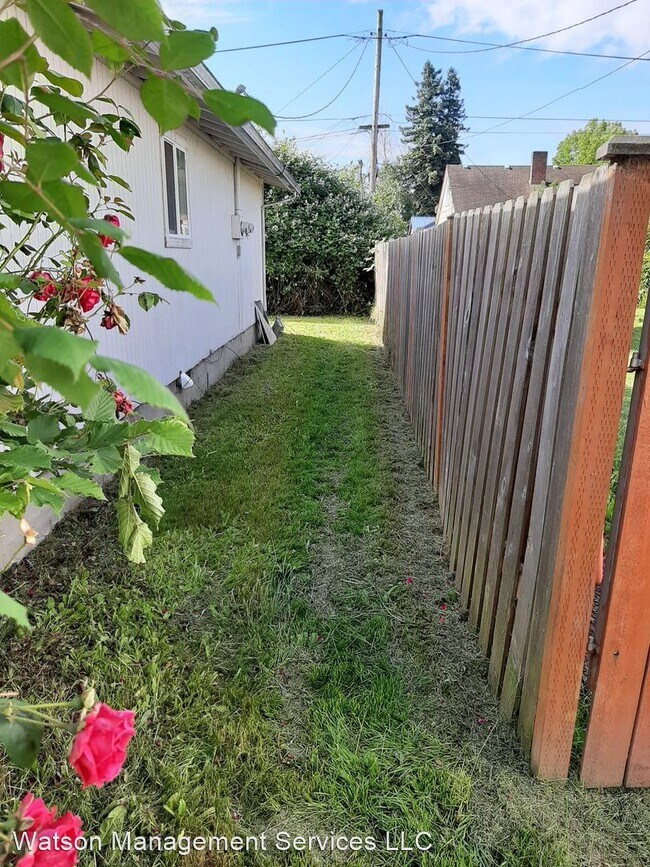 Building Photo - 826 SE 3rd Ave