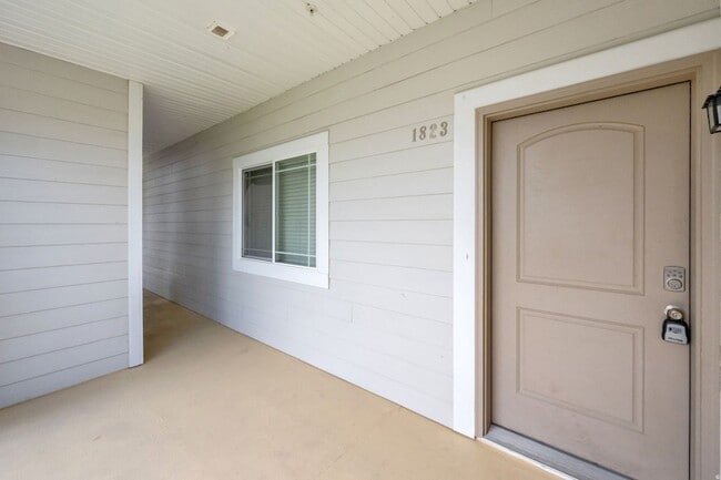 Foto del edificio - 1823 N Crest Rd