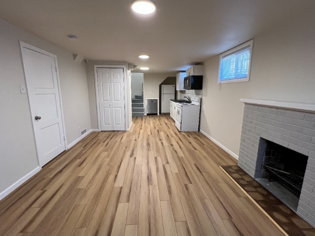 Building Photo - Spacious One Bedroom Ready Now!