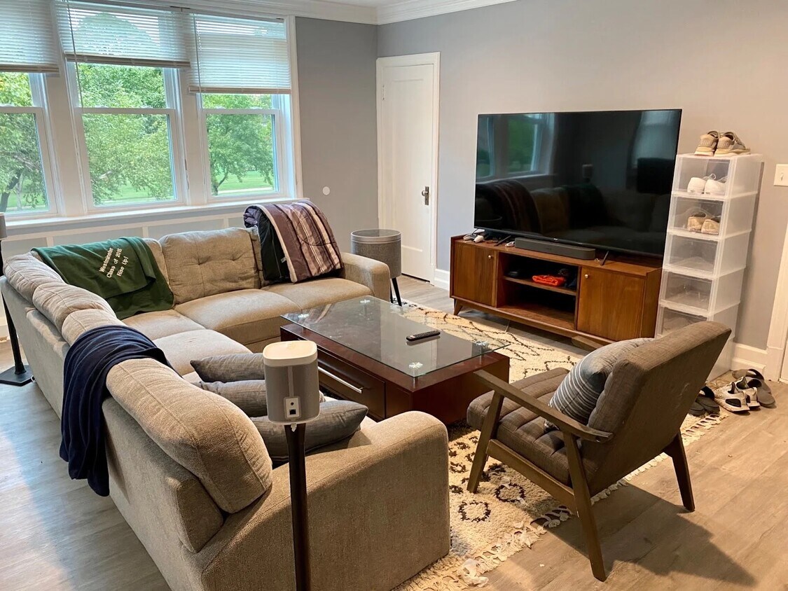 Foto principal - 7250 Pershing Ave