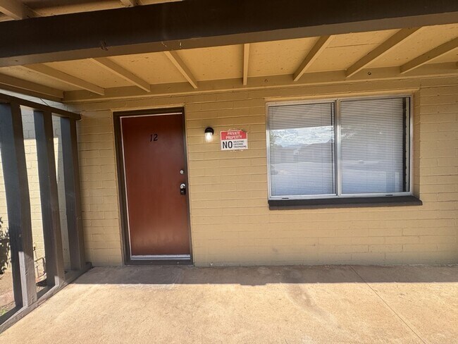 Building Photo - Clean and large 2B/1B unit in nice apartment complex