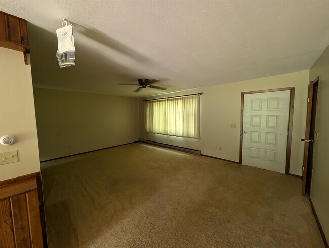 Building Photo - 2131 Hawthorne Dr
