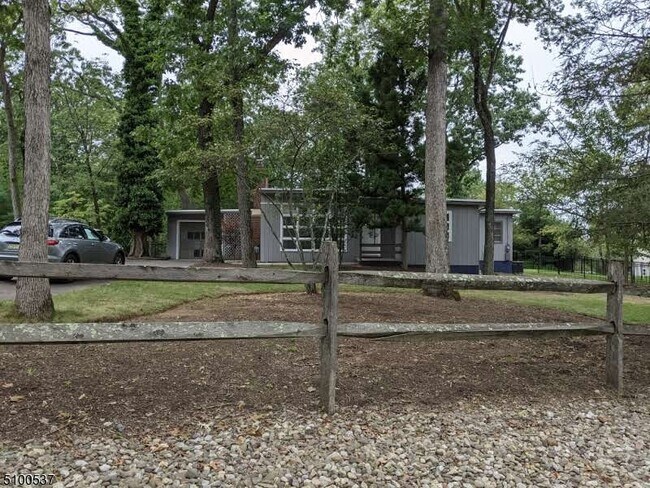 Building Photo - 879 Vosseller Ave
