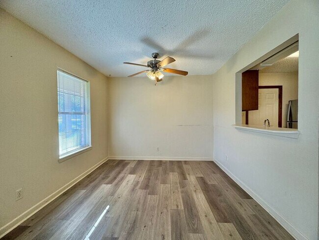 Foto del edificio - 6223 Sandlin Ave