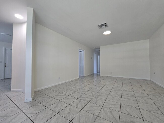 Building Photo - 800 Ibis Way