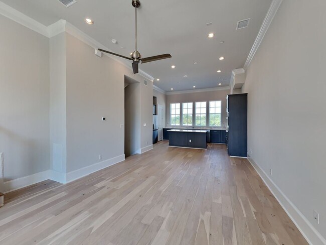 Foto del edificio - COMING SOON! Exquisite 3 bedroom, 3.5 bath...