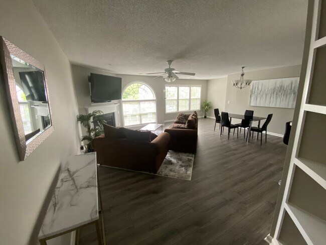 Sala de estar, comedor y cocina de concepto abierto. - 4305 Timberbrooke Dr