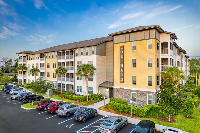 Exterior del huerto - The Orchard at Cagan Crossings