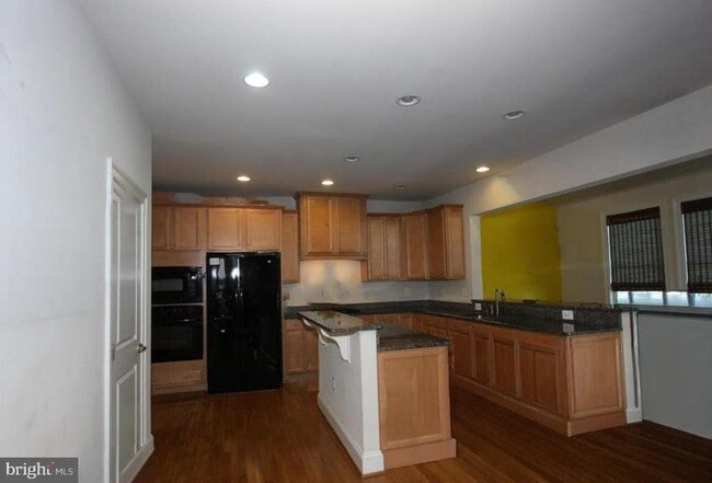 Building Photo - 612 Samantha Ct