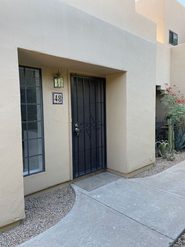 Building Photo - Stunning 1 Bedroom/1.5 Bath Condo with Gor...