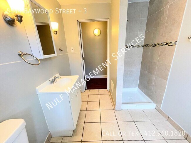 Foto del edificio - 5544 Baywood St