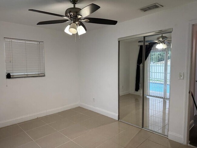Building Photo - 5771 SW 38th Ct
