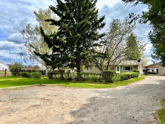 Foto del edificio - Pet Friendly 2 Bed 2 Bath Single Family Home With Garage, Private Deck and Big Yard!
