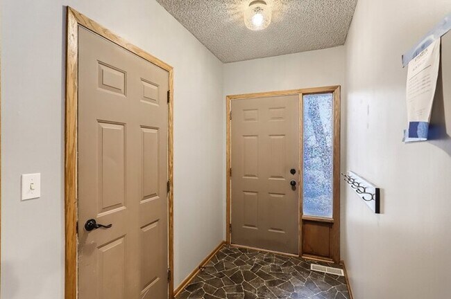 Building Photo - 4350 Thornhill Ln, Vadnais Heights, MN, 55127