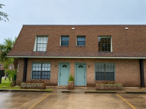 Building Photo - 1300 Arlington Ln NE