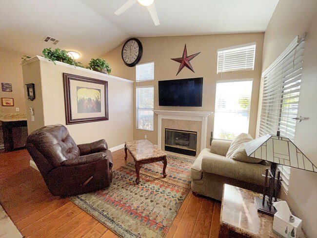 Foto del edificio - BEAUTIFUL FULLY FURNISHED SINGLE STORY HOM...