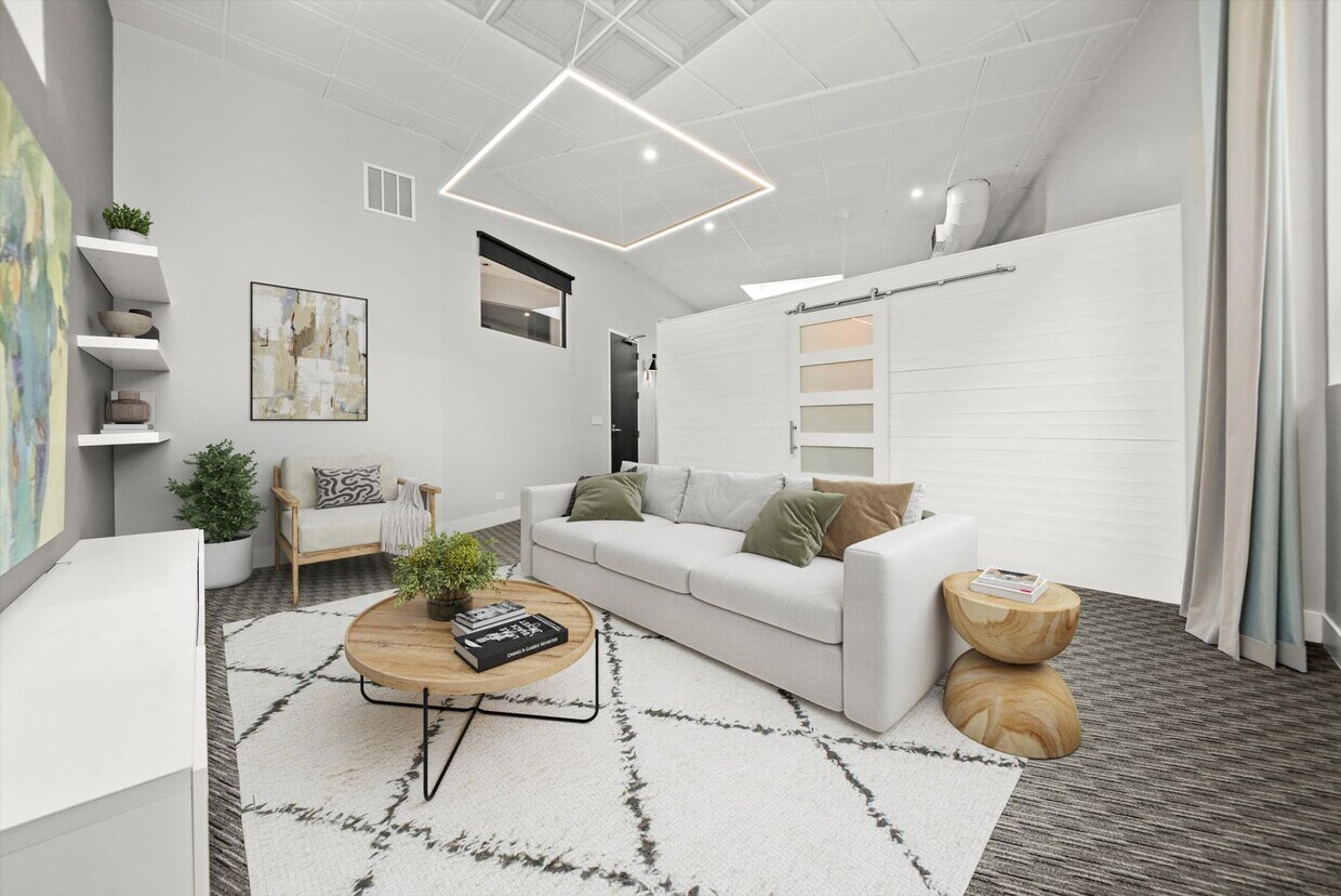 Foto principal - 300 N Ogden Ave
