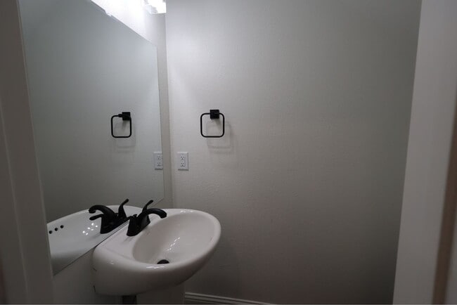 Building Photo - Brand New Townhome for Lease