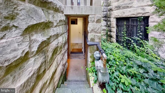 Foto del edificio - 2113 Bancroft Pl NW