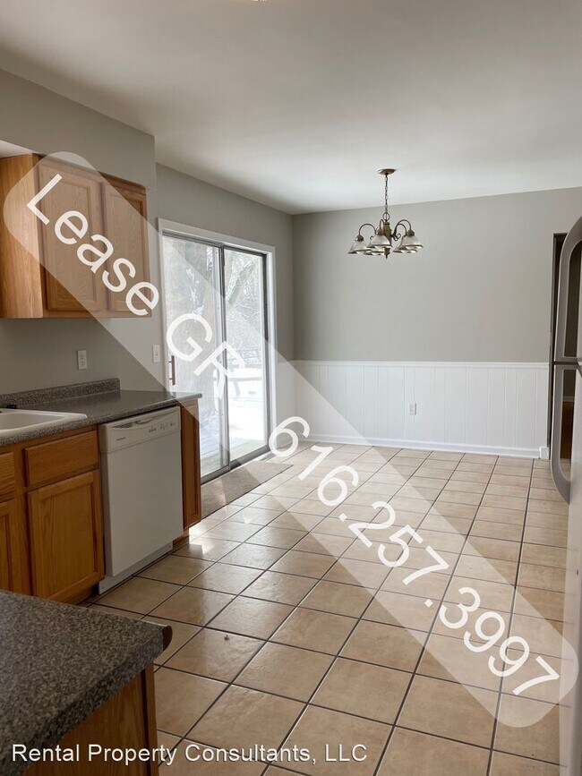 Building Photo - 3 br, 1.5 bath House - 2428 Patterson