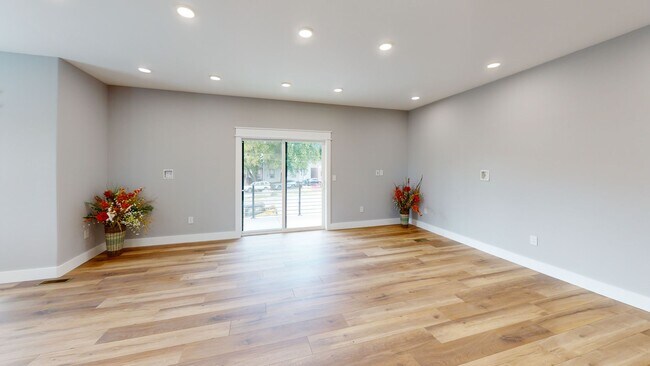 Building Photo - 1207 Hedge Ave