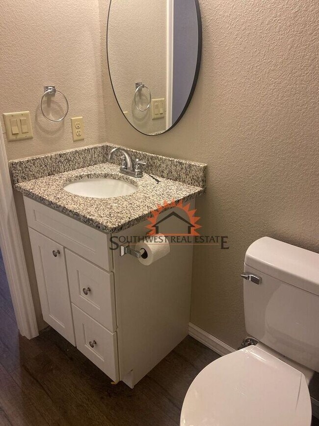 Building Photo - Modern duplex 2 bedrooms 2 baths