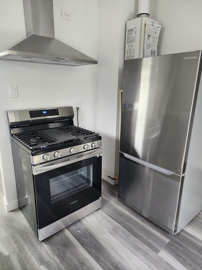 Stainless steel appliances - 3903 Broyles St
