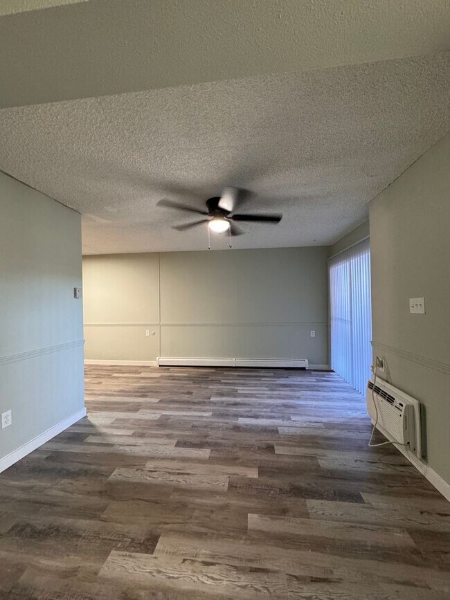 Foto del edificio - Beautifully Just Renovated 3 Bed. Apartmen...
