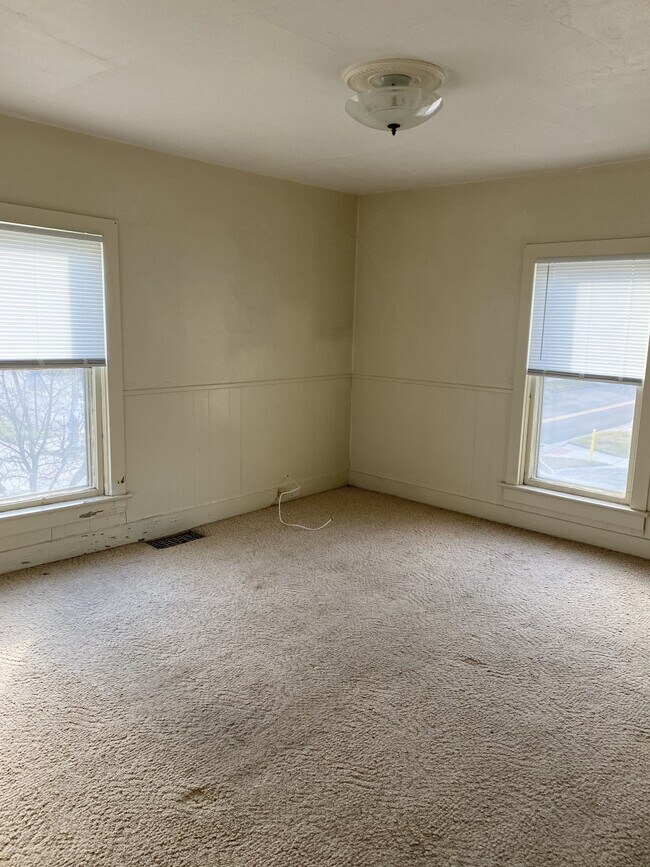 Foto del edificio - 383 1/2 Maple Ave