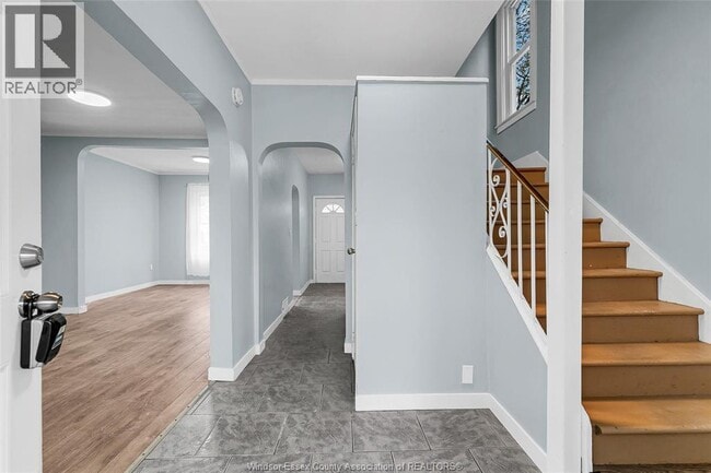 Building Photo - 376 Ellis St W