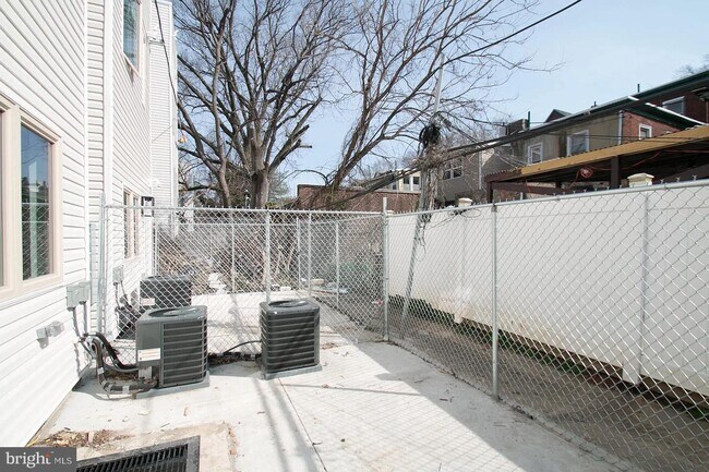 Building Photo - 15 Farson St