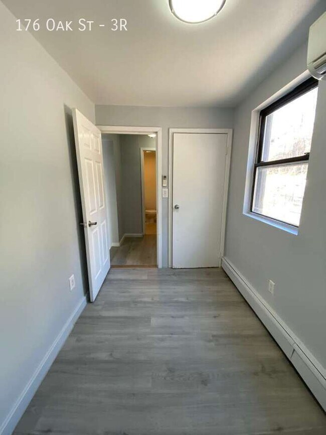 Foto del edificio - 176 Oak St
