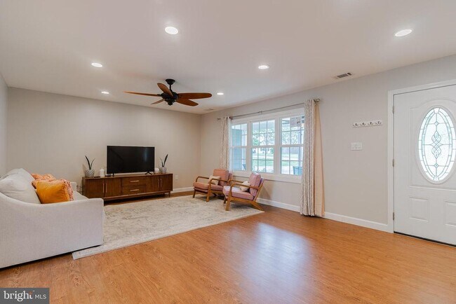 Foto del edificio - 13302 Point Pleasant Dr