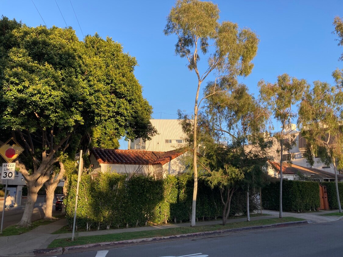 street facade - 3936 Beethoven St